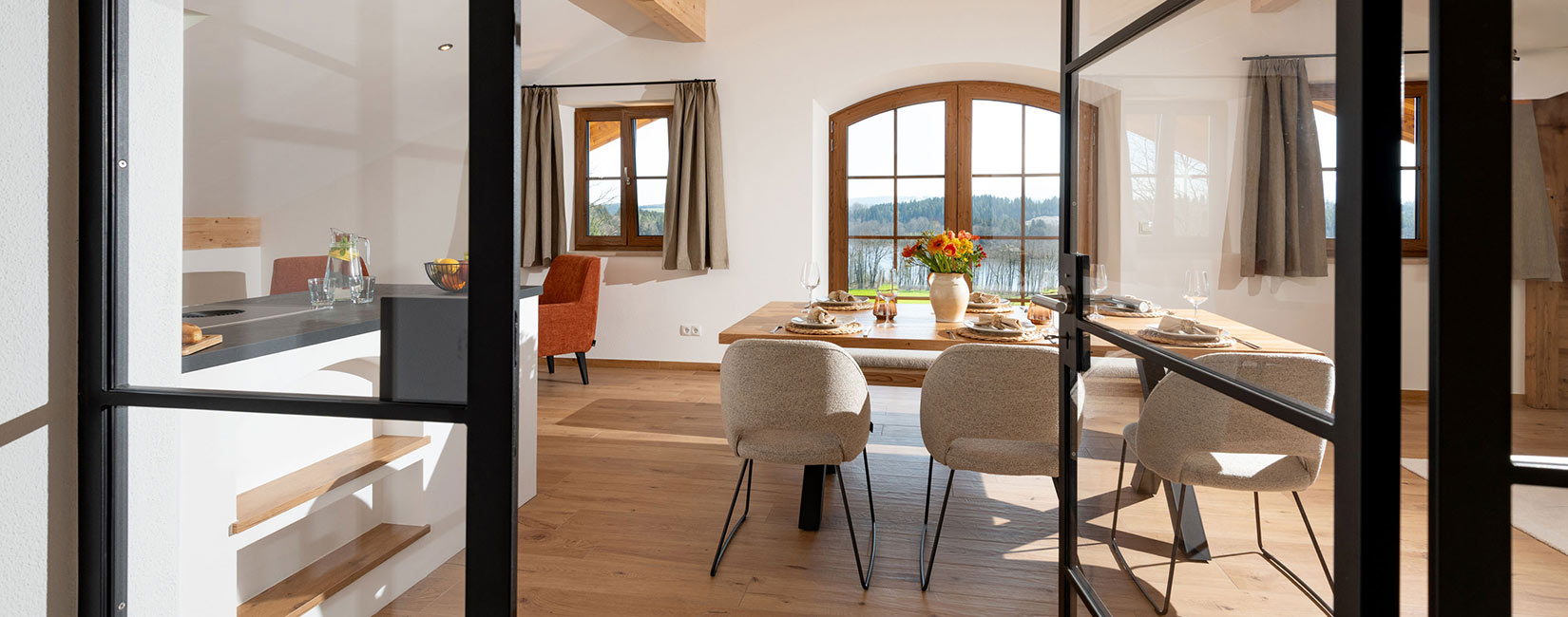1_Bauernhof_knoglerhof_Ferienwohnung_Seeblick_Wohnraum_Esstisch