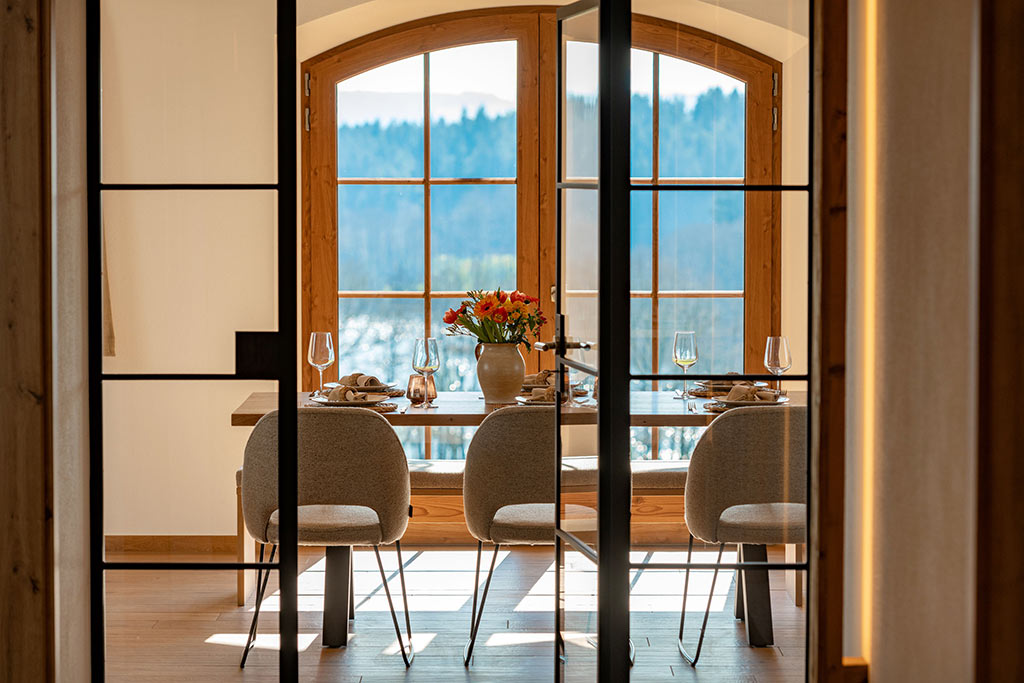 Knoglerhof_Ferienwohnung_Seeblick_Gang_Wohnraum_4